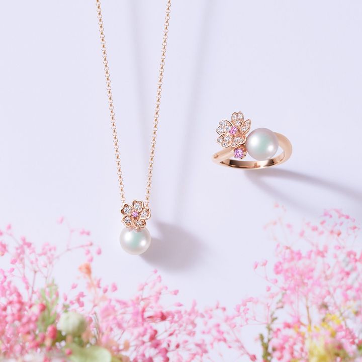 ペンダント（PG×アコヤ真珠×サファイア×ダイヤモンド）￥440,000 リング（PG×アコヤ真珠×サファイア×ダイヤモンド）￥616,000