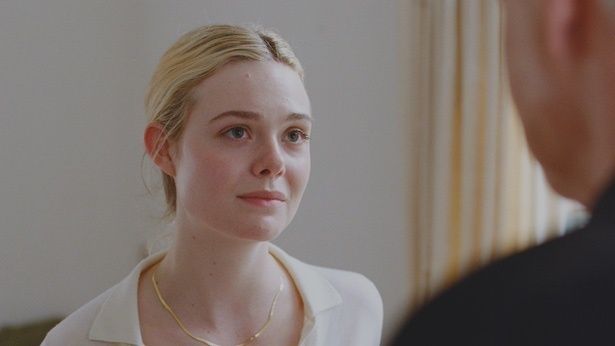 アメリカの人気若手俳優レイチェル(エル・ファニング) (C) 2025 MER FILM / EYE EYE PICTURES / LUMEN / MK PRODUCTIONS / ZENTROPA ENTERTAINMENTS5 APS / ZENTROPA SWEDEN AB / KOMPLIZEN FILM / BRITISH BROADCASTING CORPORATION / ARTE FRANCE CINÉMA / FILM I VÄST / OSLO FILM FUND / MEDIEFONDET ZEFYR / ZDF / ARTE