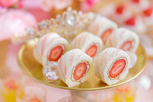 「あまおういちごのロールケーキ～真珠の首飾り仕立て～」