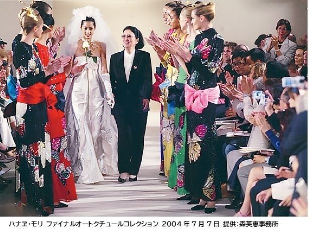 2004年のオートクチュール最終章。拍手に包まれる森英恵