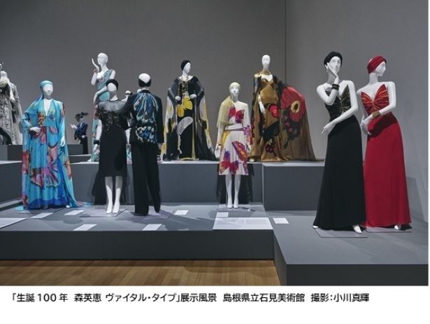 色彩とシルエットの変遷がわかる展示風景。世界で評価された仕事