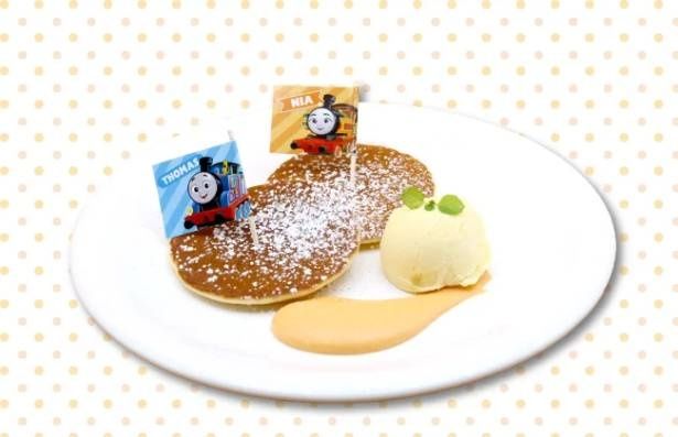 「ニアとトーマスのなかよしパンケーキ」(500円) (C)2026 Gullane (Thomas) Limited.