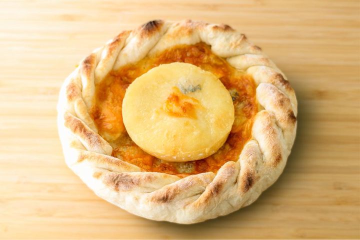 画像: 10種のチーズピザ（提供：埼玉西武ライオンズ）