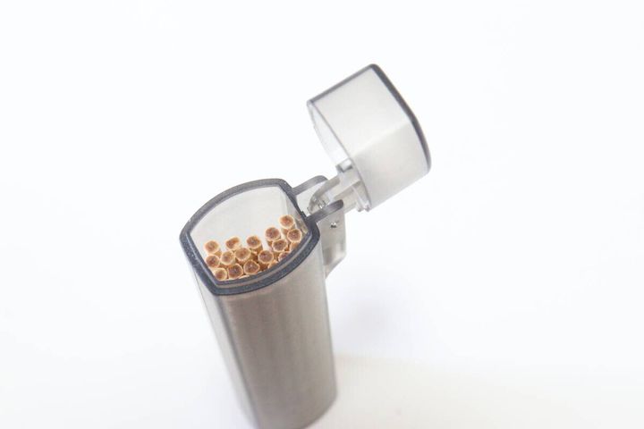 セリアの携帯用爪楊枝ホルダーに爪楊枝を入れる