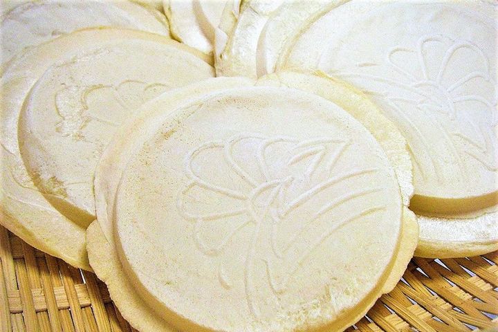 せんべい汁に使われる南部煎餅（青森県 八戸市）