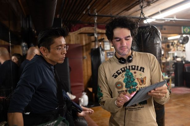 【写真を見る】メイクのカズ・ヒロとベニー・サフディ監督 [c]2025 Real Hero Rights LLC