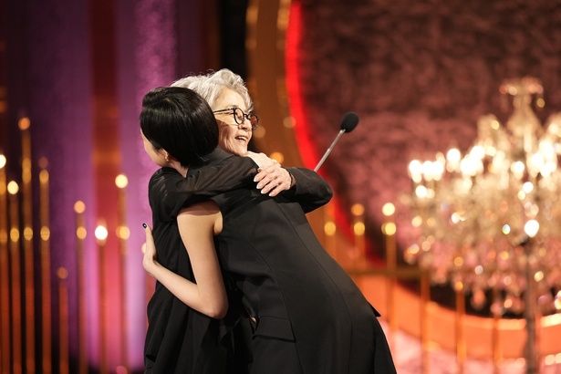 倍賞千恵子、司会を務めた河合優実とハグを交わした [c]日本アカデミー賞協会