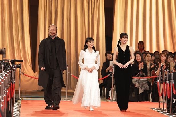 白山乃愛は白、中島瑠菜は黒のドレス！ [c]日本アカデミー賞協会