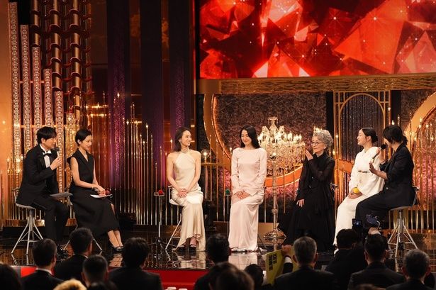 北川景子は、ホルターネックのドレスをセレクト [c]日本アカデミー賞協会