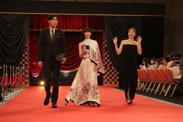 新人俳優賞を受賞した見上愛は、ディオールの花柄ドレスで笑顔 [c]日本アカデミー賞協会