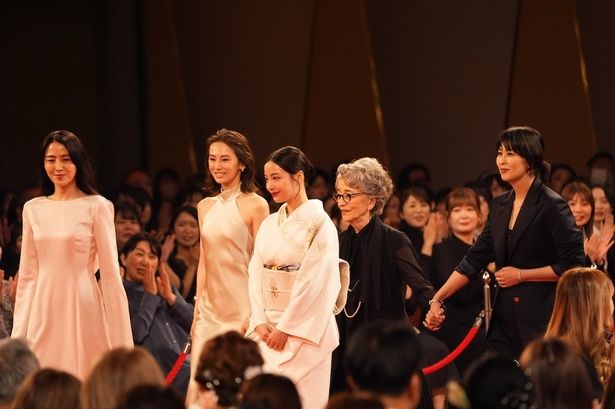 長澤まさみは、淡いピンク色のロングスリーブドレス。広瀬すずは、白の着物姿で登場 [c]日本アカデミー賞協会