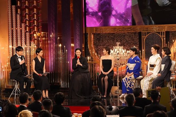 蒼井優は、ブラックのジャケット＆ふんわりスカートで真摯なコメント [c]日本アカデミー賞協会