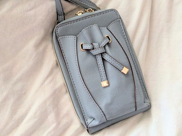 VIS ハートカットスマホショルダー グレーブルー 前面 リボン・スタッズ アップ