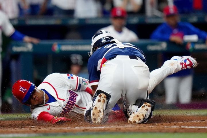 絶妙なヘッドスライディングで本塁に生還するフアン・ソト（C）Getty Images