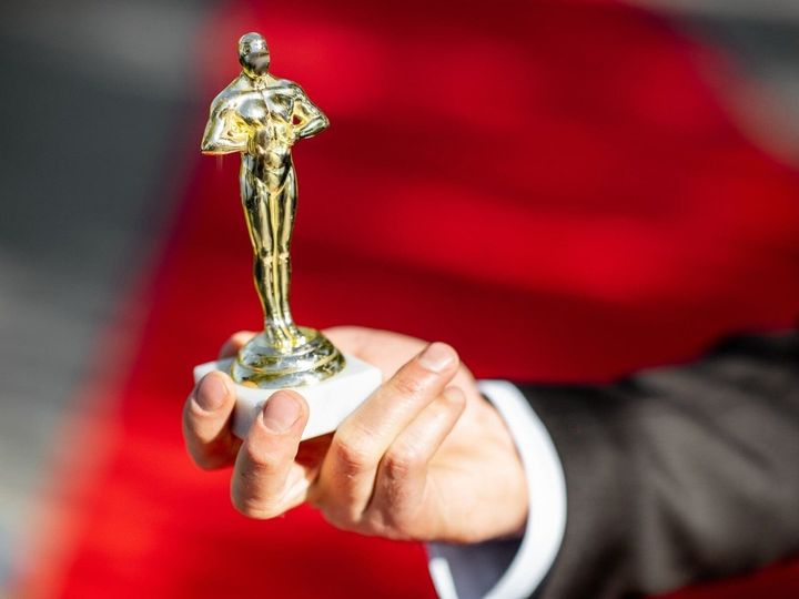 第98回アカデミー賞授賞式が2026年3月16日（日本時間）に開催されます。目玉は作品賞の『ワン・バトル・アフター・アナザー』VS『罪人たち』。ティモシー・シャラメが主演男優賞受賞なるか？ という話題も。映画ライターの筆者が大予想してみました！ ※画像：PIXTA