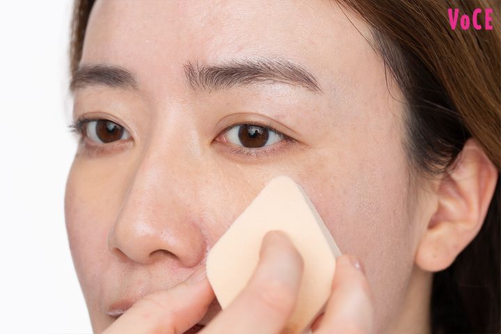 スポンジを使って境目をなじませる