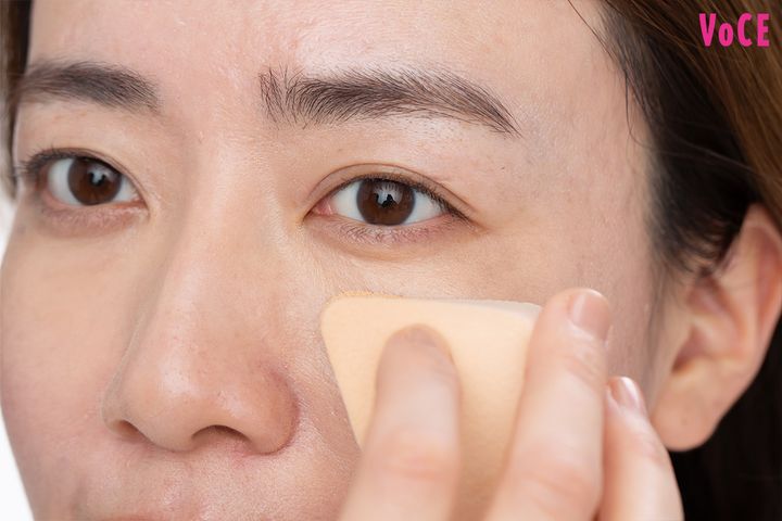 注意！ ファンデを塗るときも、目元の“伸ばし塗り”はNG