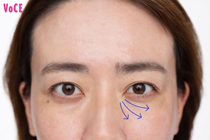 下地後に、オレンジコンシーラーで3本線を描く