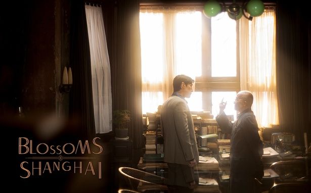 “旦那”からビジネスの手ほどきを受ける阿宝 [C]2023 BLOSSOMS ISLAND PICTURES LTD. ALL RIGHTS RESERVED