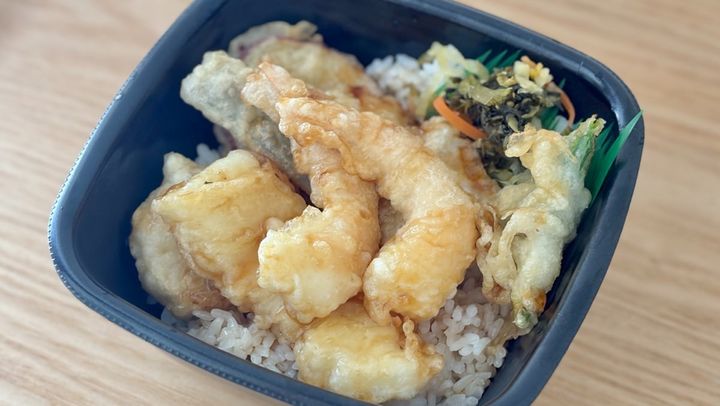 【期間限定】で人気の味が再登場！【ほっともっと】の「海鮮天丼」が贅沢