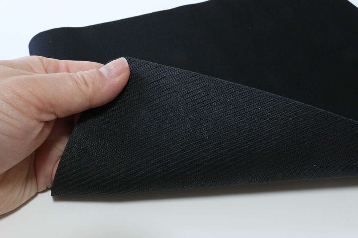 ダイソーのゲーミングマウスパッドの裏面の滑り止めのゴム