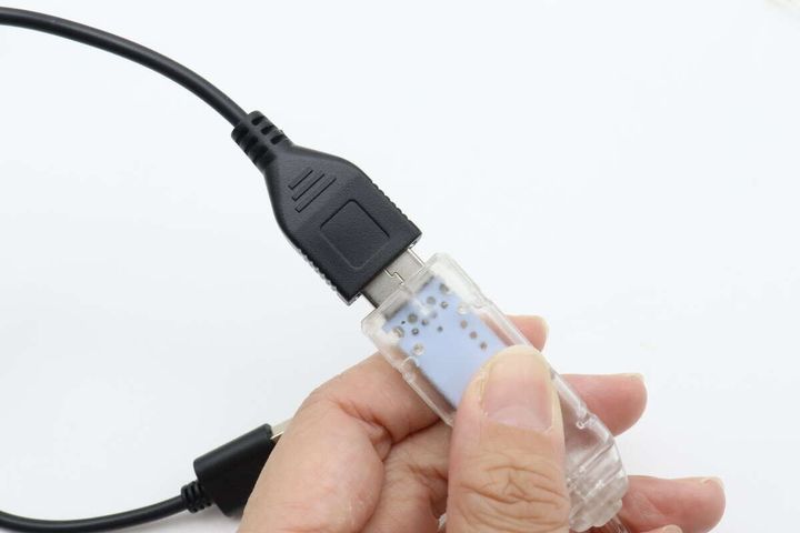 ダイソーのスイッチ付USBケーブルを電化製品に接続する様子