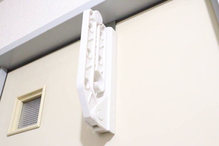 ダイソーの折り畳み式物干しラックは省スペースで保管できる