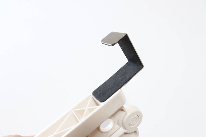 ダイソーの折り畳み式物干しラックはドアの上部に引っ掛けられるフック付き