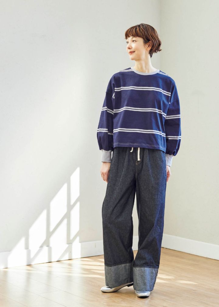 デニムパンツ¥2,189、プルオーバー¥1,419（ともにシーズン リーズン バイ リン アンド レッド／しまむら） 靴（しまむら参考商品）