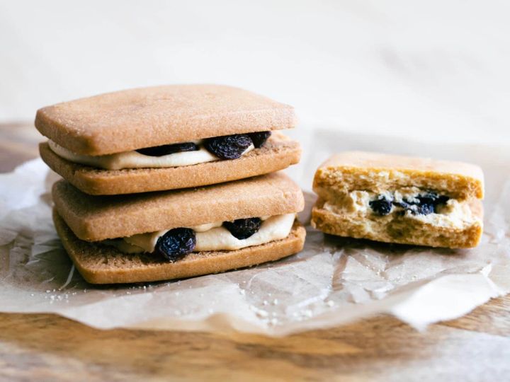 All About ニュース編集部が全国200人を対象に実施した「お土産に関するアンケート」の調査結果から、新年度のあいさつで贈りたい「北海道のお土産」ランキングを発表！ 2位「マルセイバターサンド（六花亭）」を抑えた1位は？ ※画像はイメージです