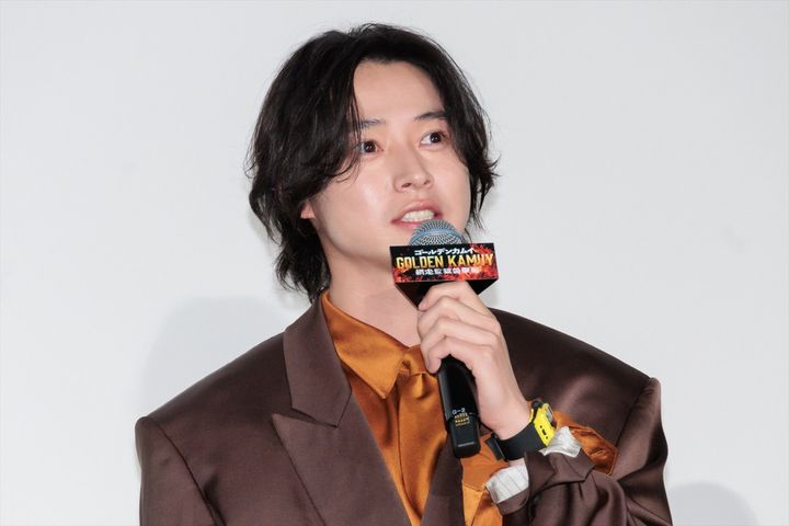 映画『ゴールデンカムイ 網走監獄襲撃編』公開記念舞台挨拶に登壇した山崎賢人 クランクイン！ width=