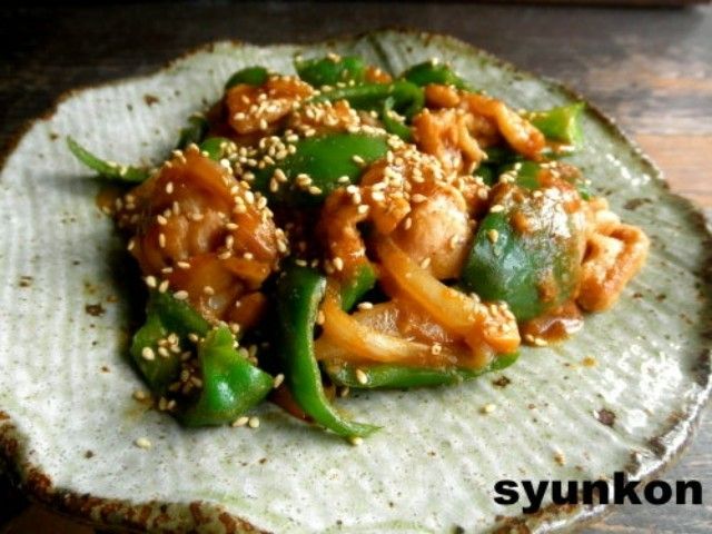 「豚こまとピーマンと玉ねぎのごまみそ炒め」レシピ