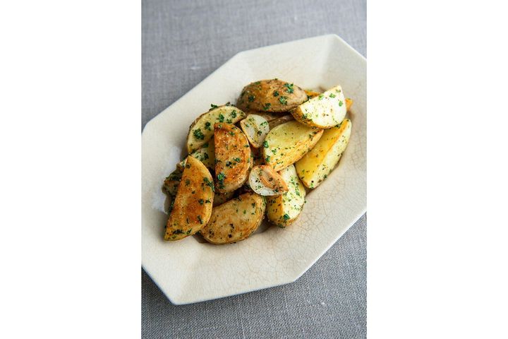 カリっと仕上げる“新じゃがのガーリックソテー”