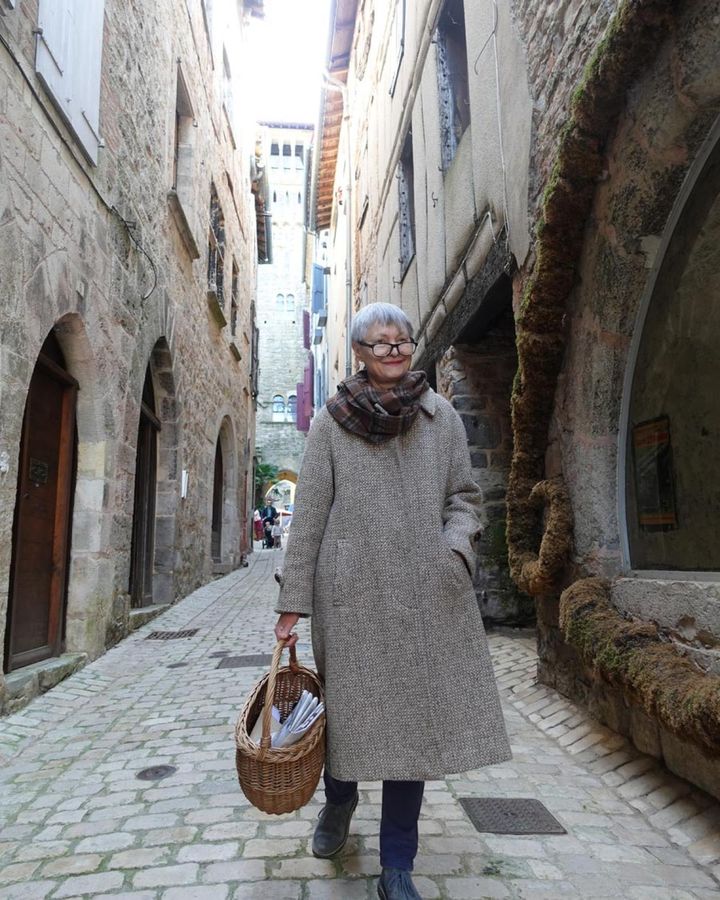 コンクリートの整備された道と違い足腰に来る石畳ですが、クリスティーヌさんはお気に入りのぺたんこ靴でどこまでも。