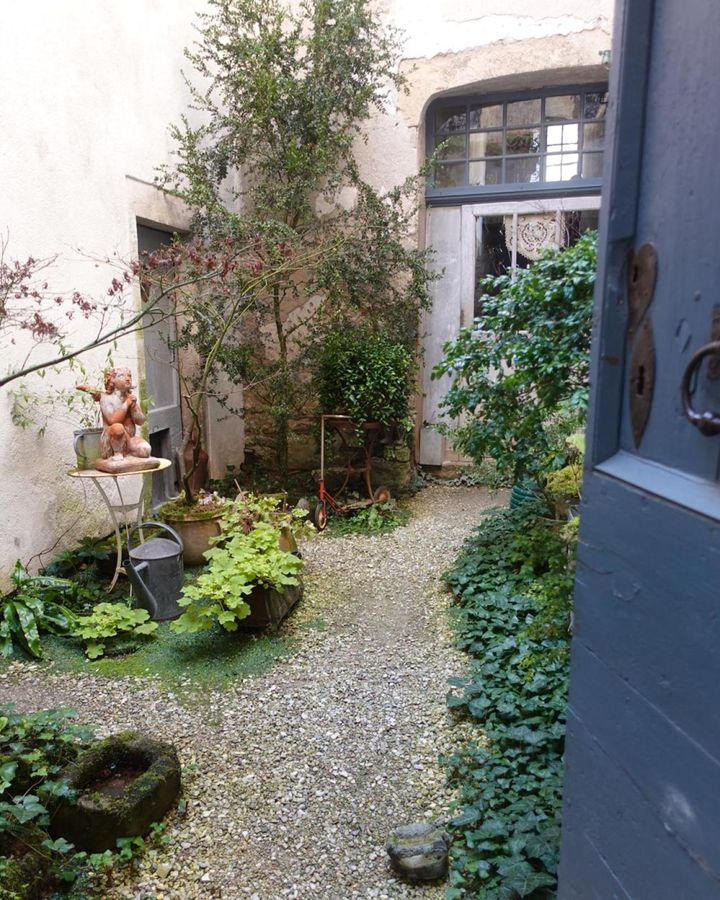 この青い扉を開けるとクリスティーヌさんのショップが。春夏はまぶしいほどのグリーンと可憐な野の花が迎えてくれます。