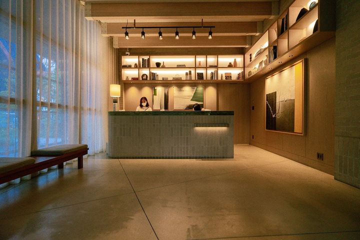 シンプルで洗練されたレセプション