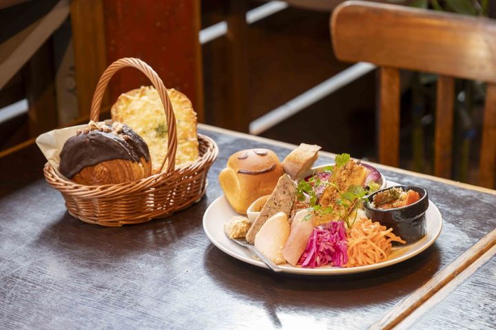 写真右「名物！デリカ盛りプレート」1780円