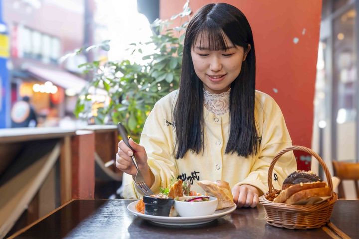 パンとランチを楽しむ様子