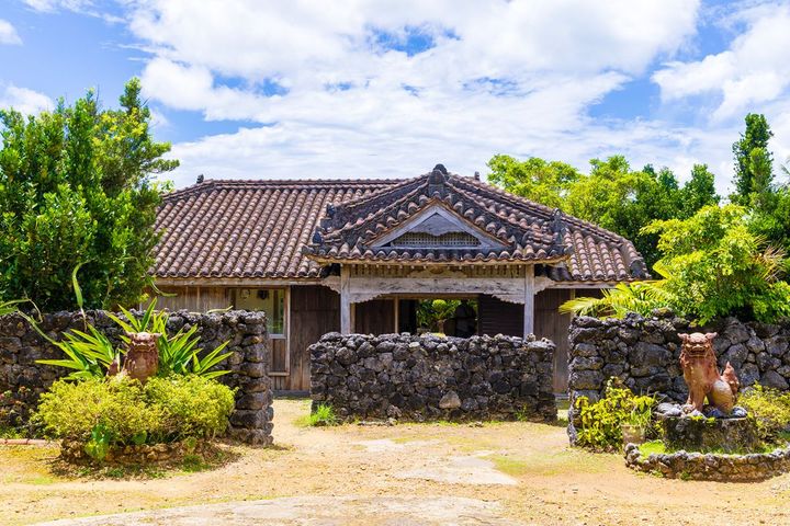 伝統的な赤瓦屋根の古民家