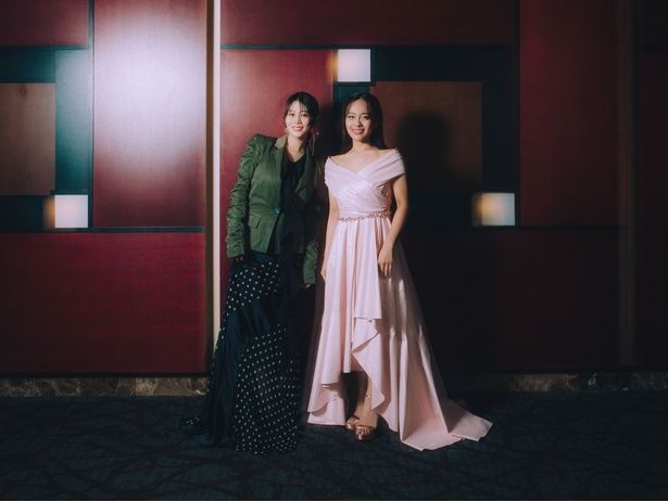 【写真を見る】エルファバとグリンダさながら！グリーン＆ピンクコーデが美しい高畑充希＆清水美依紗 撮影/島村幸志