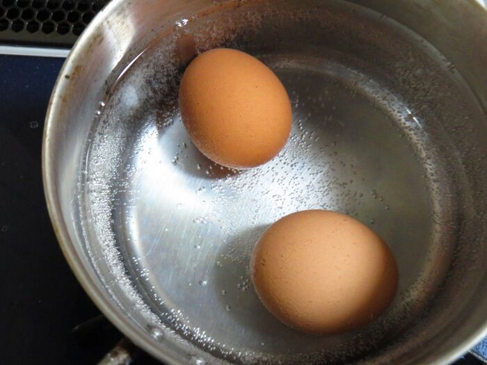 もう『ボロボロのゆで卵』は卒業！お家にあるアイテムをちょい足しするだけで、プロ級の仕上がりに♡