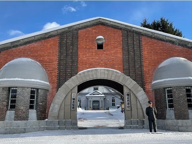 レンガで作られた堅牢な門構えの門 写真提供＝博物館 網走監獄