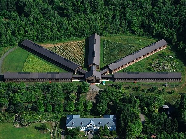 【写真を見る】中央の見張所を起点に5本の通路が放射状に伸びる五翼放射状平屋舎房 写真提供＝博物館 網走監獄