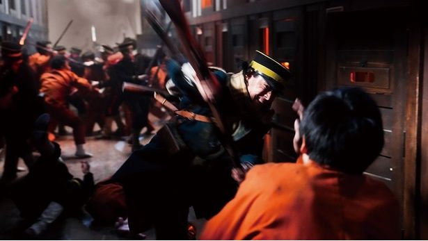 五翼放射状平屋舎房から庁舎、教誨室まで各所で死闘が展開 [c]野田サトル／集英社 [c]2026映画「ゴールデンカムイ」製作委員会