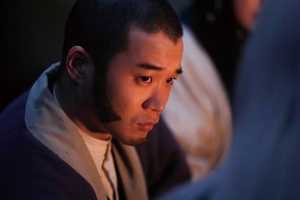 実在した脱獄魔、白鳥由栄がモデルの白石由竹 [c]野田サトル／集英社 [c]2026映画「ゴールデンカムイ」製作委員会