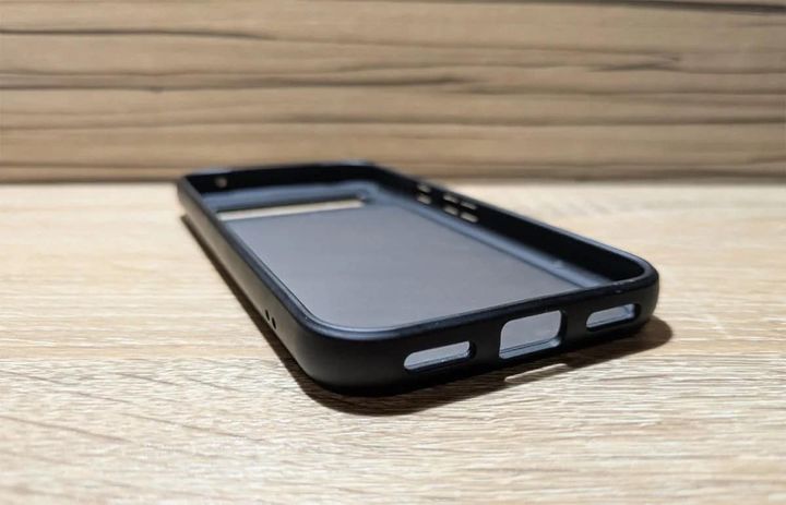 ストラップを後付けできるケース