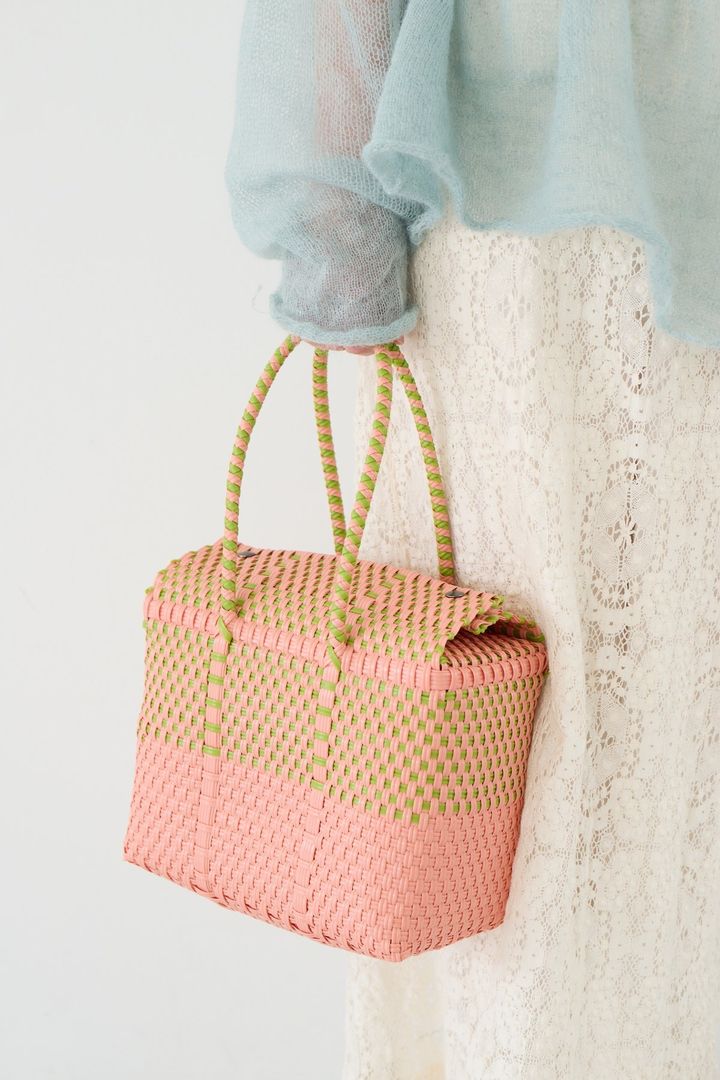 ピンクとグリーンの配色が引き立つ蓋付きのメルカドバッグ