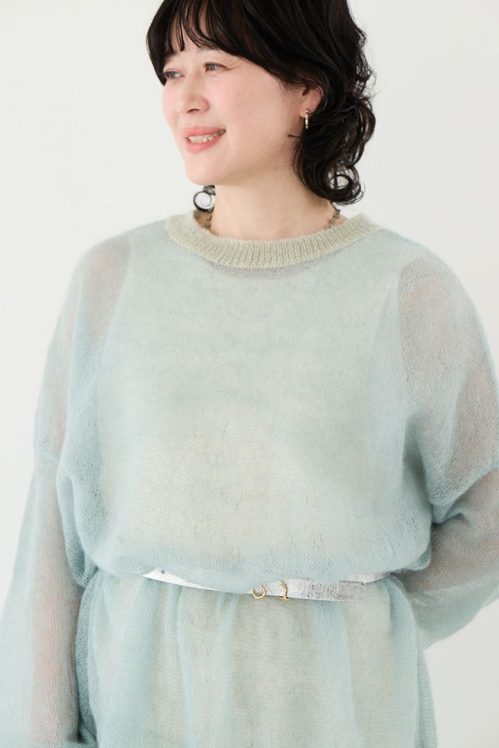 ガサのミントグリーンのモヘアニットとエリテのレースワンピースを重ねた透け感レイヤードコーデ