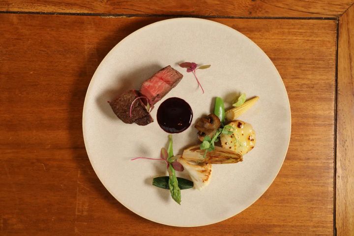 インバウンド旅行者が式場で記念写真を撮る様子