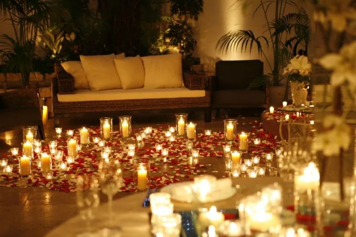 天窓から光が差し込む非日常の会場全体